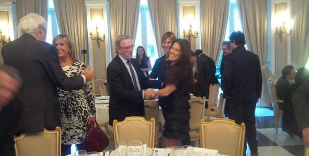 El alcalde Xavier Trias con la conductora. (Foto: Twitter.com/Marthadebayle)