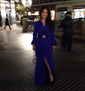 Martha optó por un vestido azul metálico con apertura en la pierna. (Foto: Twitter.com/Marthadebayle)