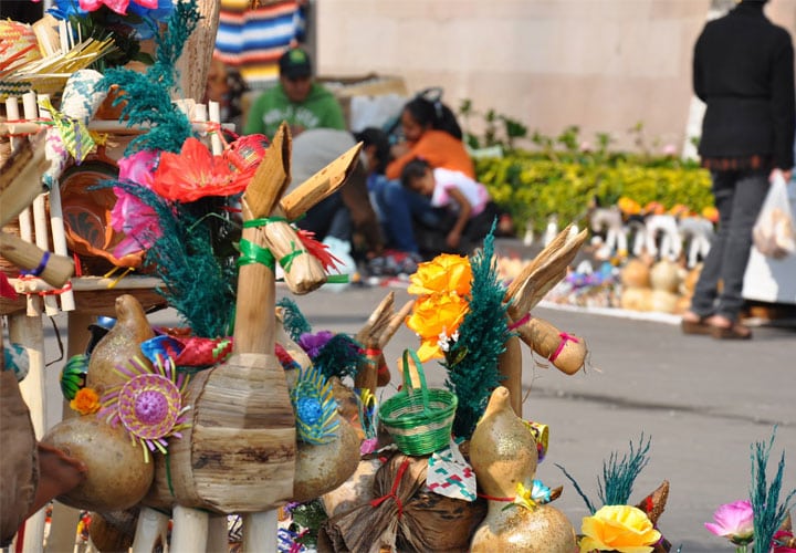 En el Día de las Mulas en México los comerciantes acostumbraban vender figuras de estos animales decoradas con flores · marthadebayle.com