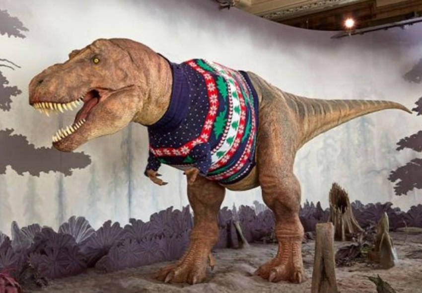 Dinosaurio T. Rex usa suéter navideño en Londres - Martha Debayle