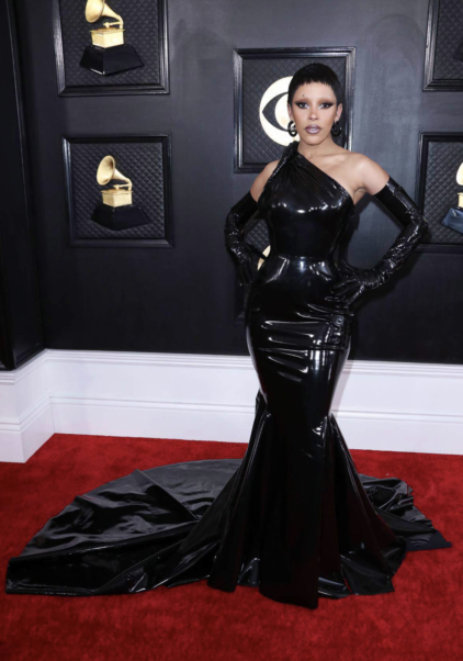 Doja Cat: Fue de las primeras en posar en la alfombra roja con un Atelier Versace en látex negro.