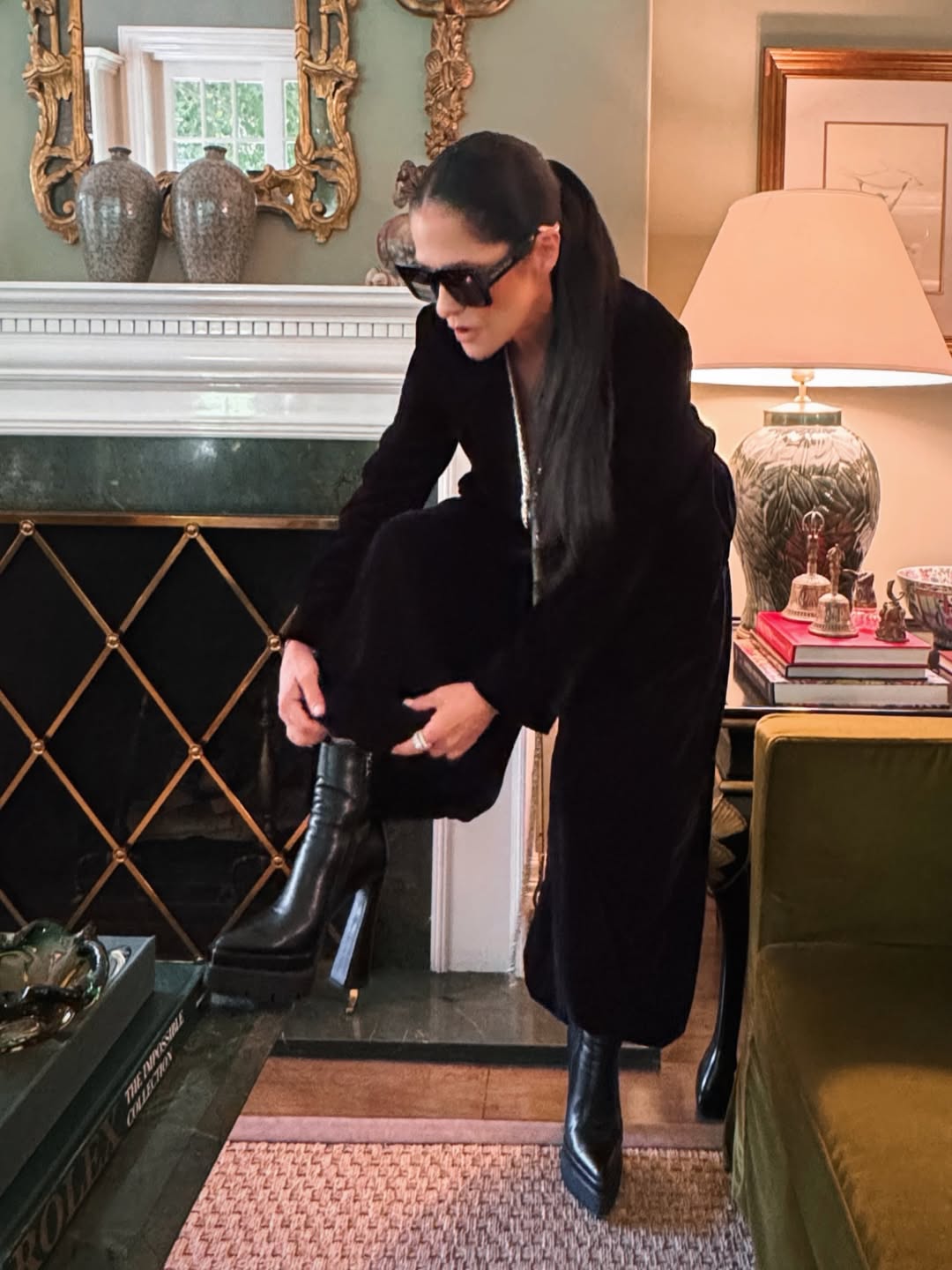 las-botas-de-martha-debayle-que-marca-son 2