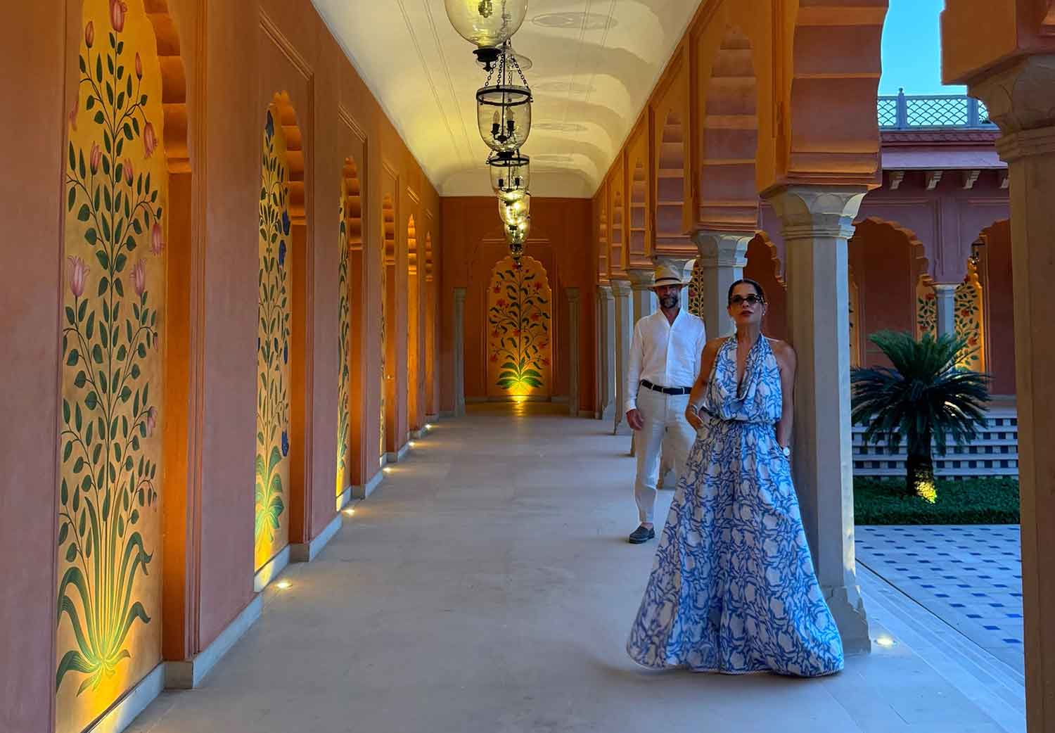vestido-azul-de-martha-debayle-en-india